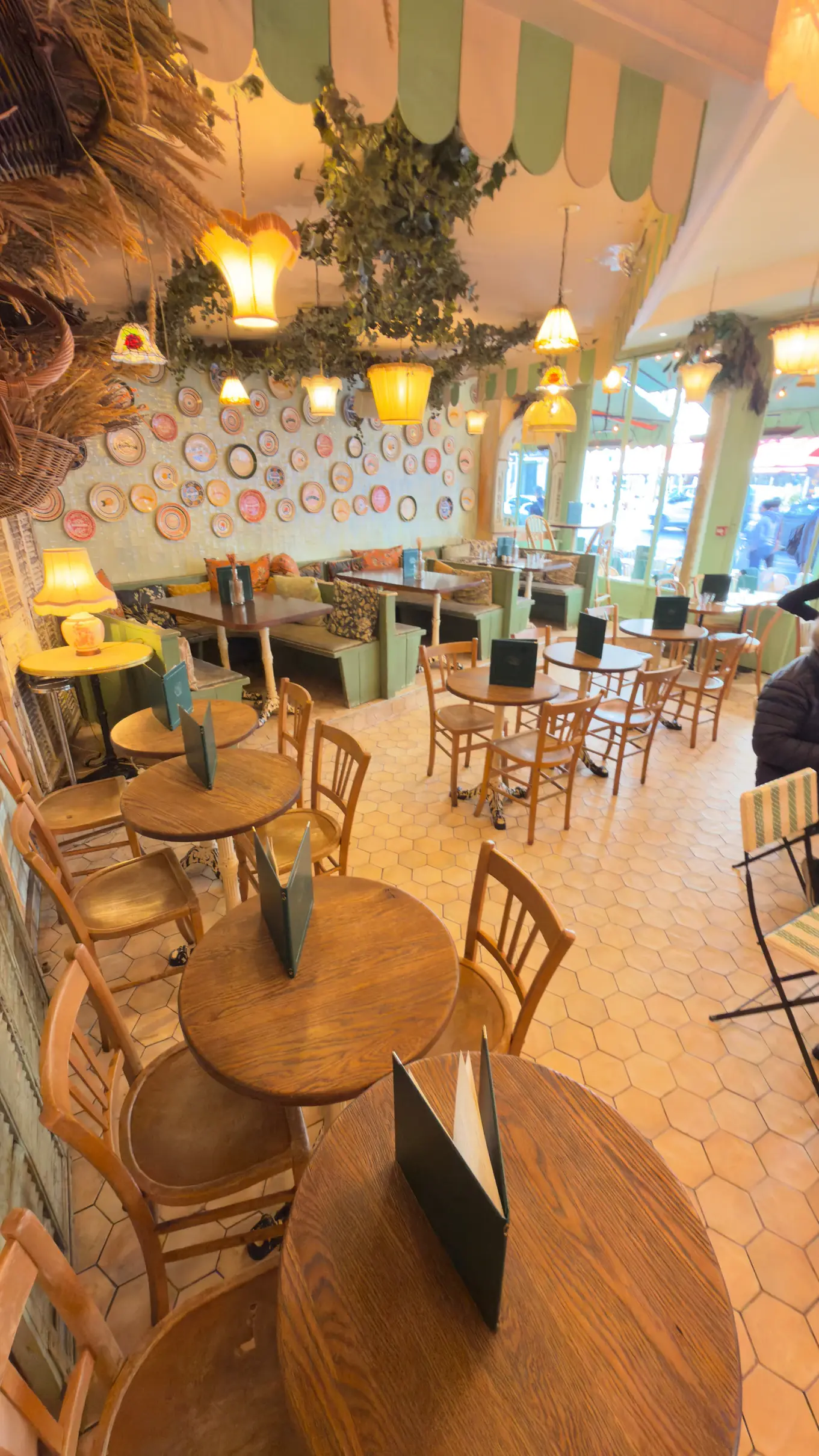 La salle colorée de la Brasserie Pastis